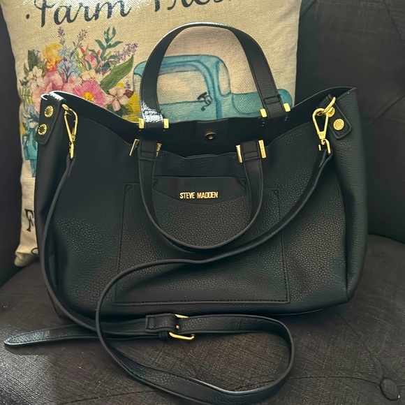 Steve Madden Handbags - Steve Madden Crossbody in Black EUC